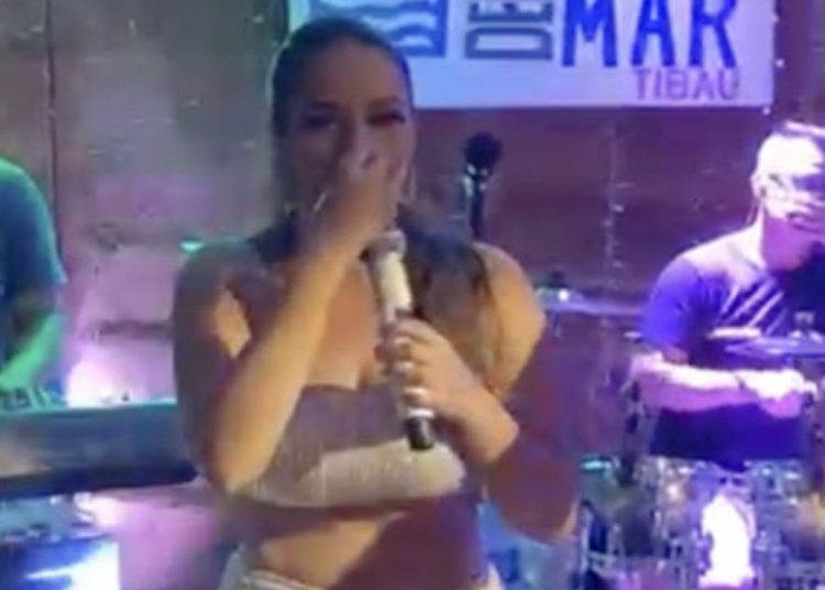 VÍDEO: ‘Peido podre’ de fã faz cantora interromper o show por conta do mal cheiro