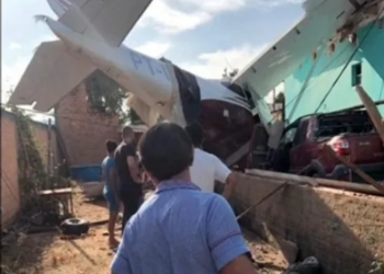 Câmera registra avião caindo sobre residência no Pará