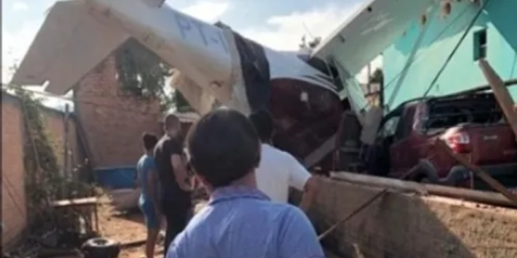 Câmera registra avião caindo sobre residência no Pará