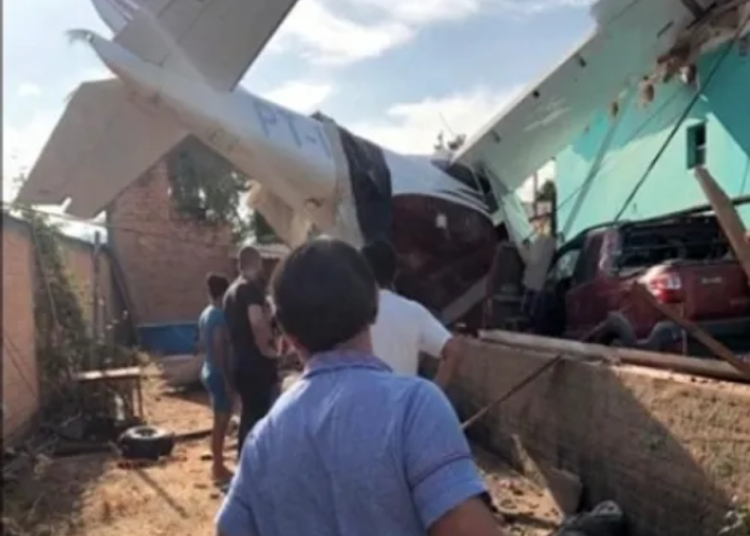 Câmera registra avião caindo sobre residência no Pará