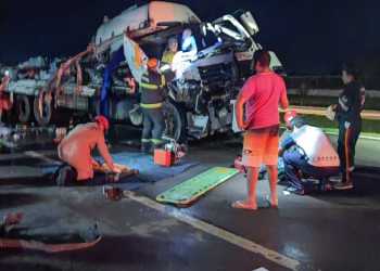 Acidente entre caminhão e carreta mata motorista em Iranduba