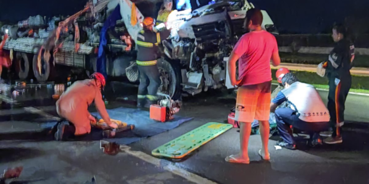 Acidente entre caminhão e carreta mata motorista em Iranduba