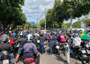 Motociclistas por aplicativo fazem protesto após suspensão do serviço
