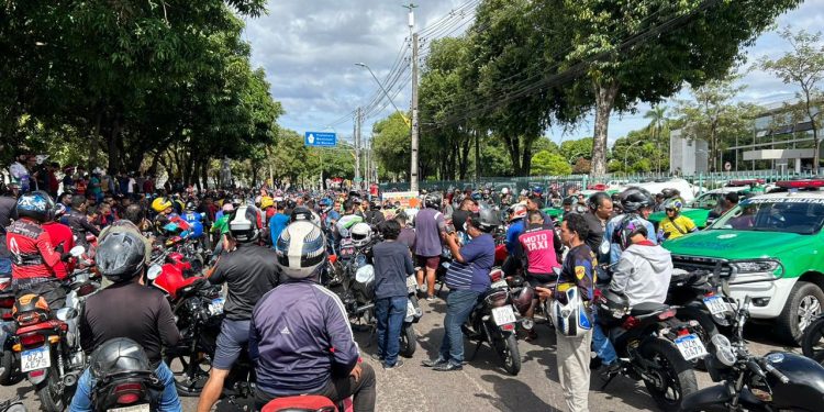Motociclistas por aplicativo fazem protesto após suspensão do serviço