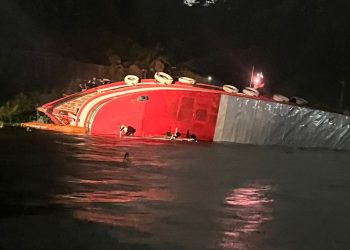 Corpo de Bombeiros resgata mais de 40 pessoas após embarcação naufragar
