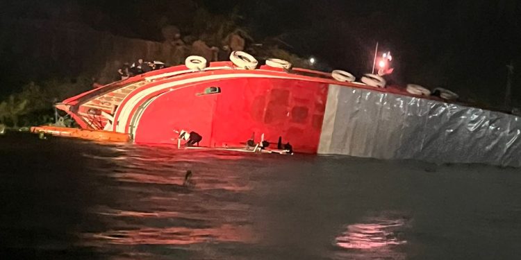 Corpo de Bombeiros resgata mais de 40 pessoas após embarcação naufragar