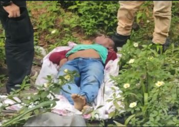 Enforcado com fio de carregador e desovado no Distrito Industrial