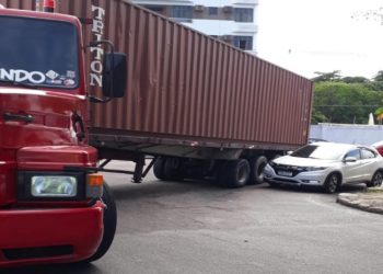 Carreta em pane gera caos na Efigênio Sales