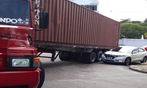 Carreta em pane gera caos na Efigênio Sales