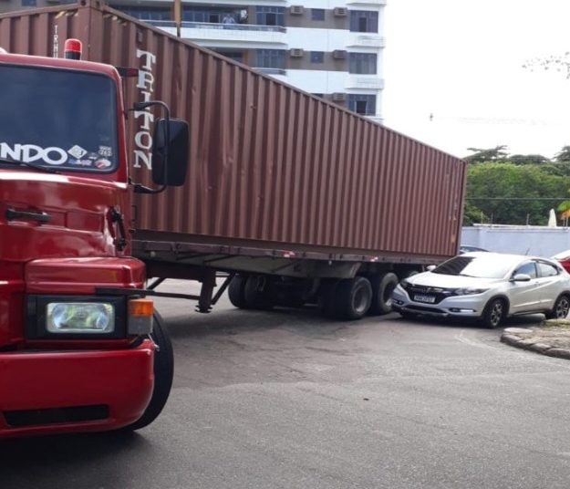 Carreta em pane gera caos na Efigênio Sales