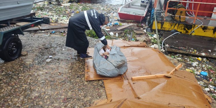 Bombeiros resgatam corpo de jovem que desapareceu após mergulhar no rio