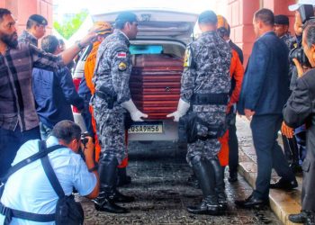 Corpo do ex-governador Amazonino Mendes chega no Teatro Amazonas; veja vídeos