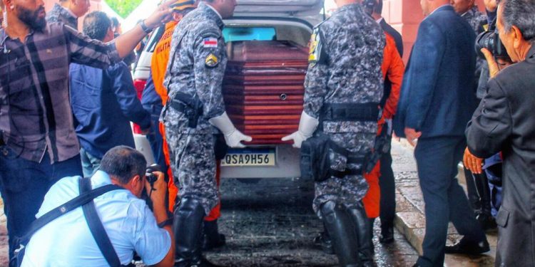 Corpo do ex-governador Amazonino Mendes chega no Teatro Amazonas; veja vídeos