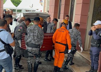 Veja fotos da chegada do corpo de Amazonino Mendes no Teatro Amazonas