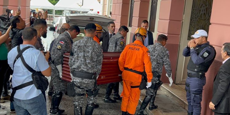 Veja fotos da chegada do corpo de Amazonino Mendes no Teatro Amazonas