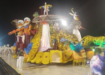 Em Manaus, chuva atrasa desfile das escolas de samba do grupo especial