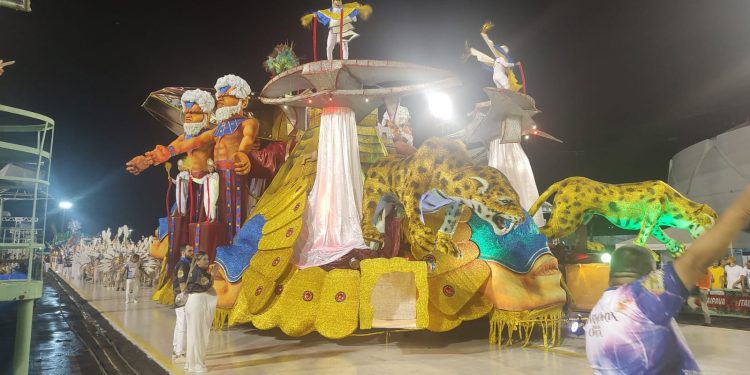 Em Manaus, chuva atrasa desfile das escolas de samba do grupo especial