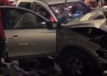 Carro atinge passarela e motorista fica preso às ferragens