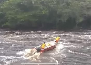 Veja o vídeo do resgate do homem que foi arrastado por correnteza