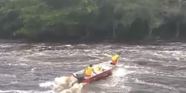 Veja o vídeo do resgate do homem que foi arrastado por correnteza