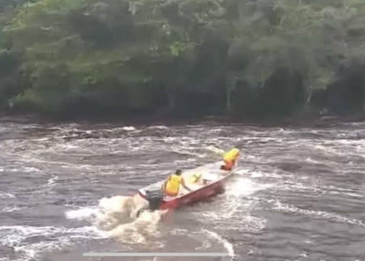 Veja o vídeo do resgate do homem que foi arrastado por correnteza