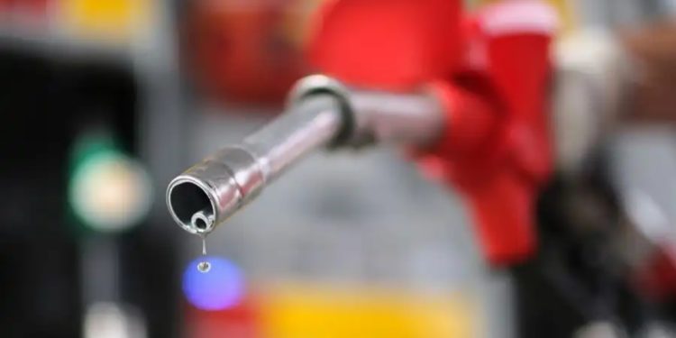 Gasolina mais cara do país é vendida pela refinaria em Manaus