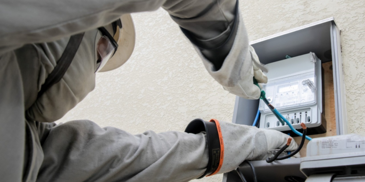 O ministro Barroso, do STF, suspendeu trecho de lei estadual do Amazonas que proíbe as empresas de distribuição de energia elétrica