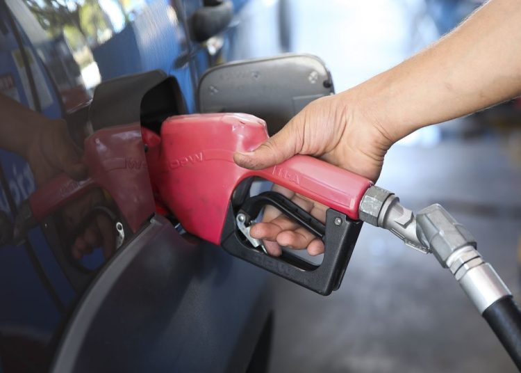 A Petrobras acaba de anunciar a redução em R$ 0,44 por litro do preço médio do diesel para as distribuidoras, que passará de R$ 3,46 para R$ 3,02.
