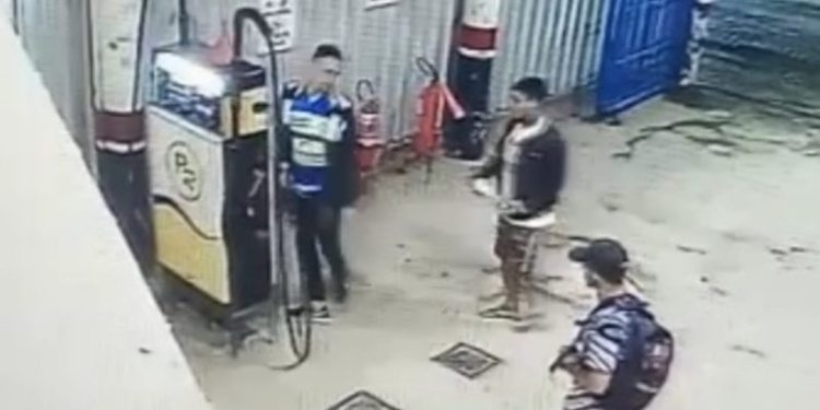 Vídeo: Frentista é ameaçado com faca durante assalto a posto de combustível