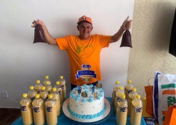 Aniversariante comemora aniversário pelo 2º ano seguido distribuindo açaí com farinha