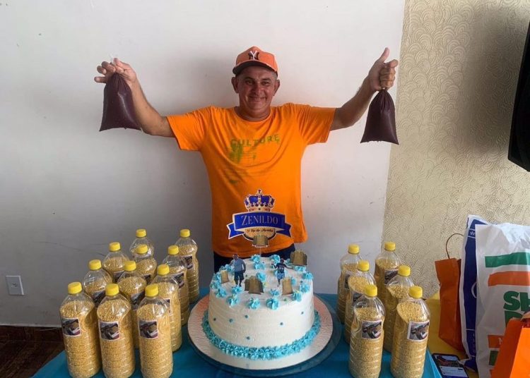 Aniversariante comemora aniversário pelo 2º ano seguido distribuindo açaí com farinha