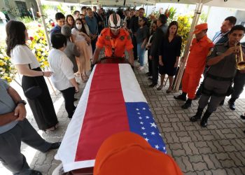 As últimas homenagens para o ex-governador Amazonino Mendes, com uma cerimônia religiosa que foi reservada para a família, amigos do político