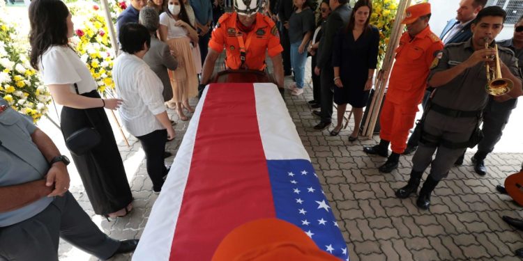 As últimas homenagens para o ex-governador Amazonino Mendes, com uma cerimônia religiosa que foi reservada para a família, amigos do político