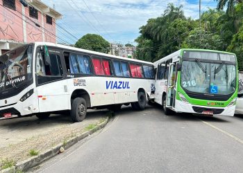 Duas pessoas ficam feridas após colisão de ônibus