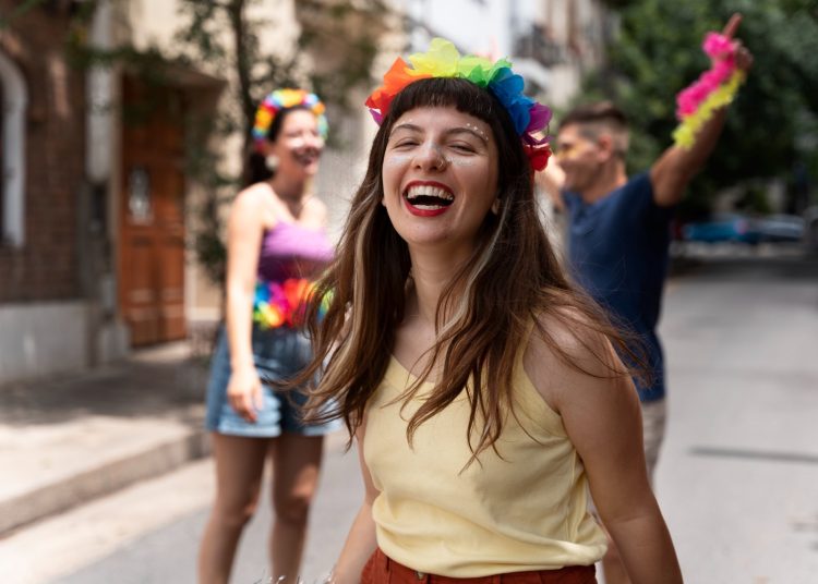 Os foliões não podem esquecer de cuidar da saúde bucal que pode ser feita de diversas formas.