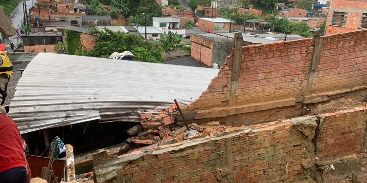Muro de quitinete desaba e duas pessoas ficam feridas no Tancredo