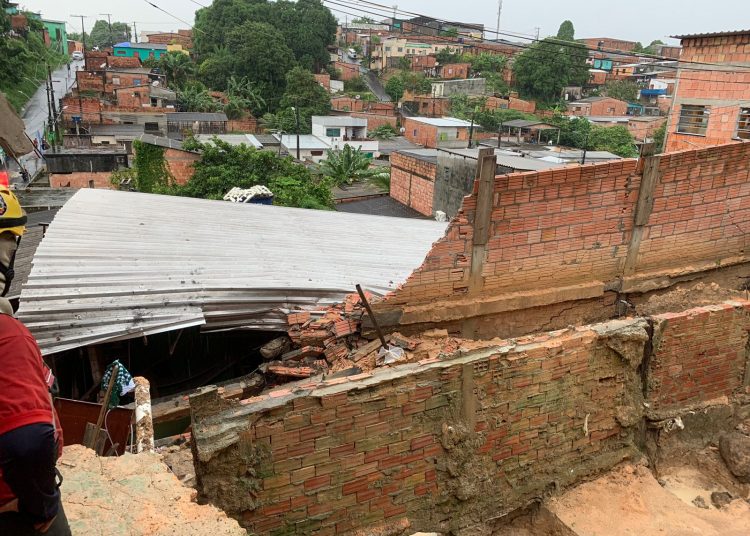 Muro de quitinete desaba e duas pessoas ficam feridas no Tancredo