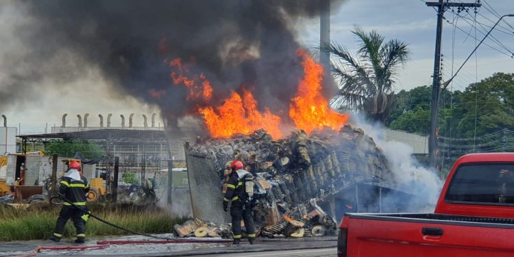 Caminhão pega fogo na Torquato