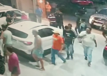 Grupo invade concessionária e rouba mais de 10 carros de luxo; veja vídeo