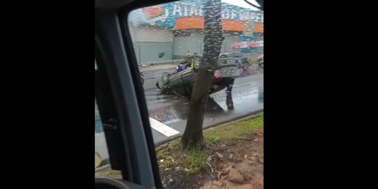 Carro capota e viatura da PM tenta ajudar, mas é atingida por motorista bêbado e sem CNH