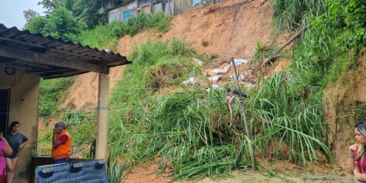 Casas desabam e muros deslizam durante chuva