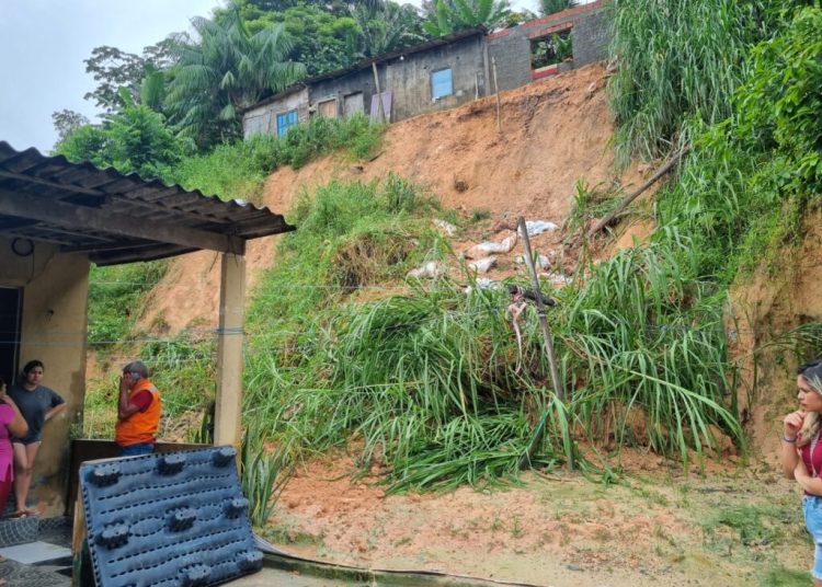 Casas desabam e muros deslizam durante chuva