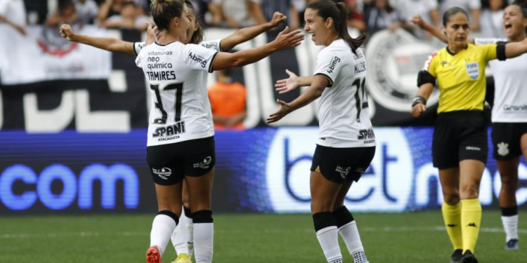 Corinthians goleia Flamengo na Neo Química Arena e é bicampeão da Supercopa Feminina