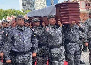 Cortejo de Amazonino Mendes passa em frente de obras criadas pelo político que recebeu as últimas homenagens na manhã deste sábado (18).