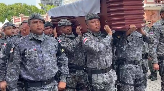 Cortejo de Amazonino Mendes passa em frente de obras criadas pelo político que recebeu as últimas homenagens na manhã deste sábado (18).