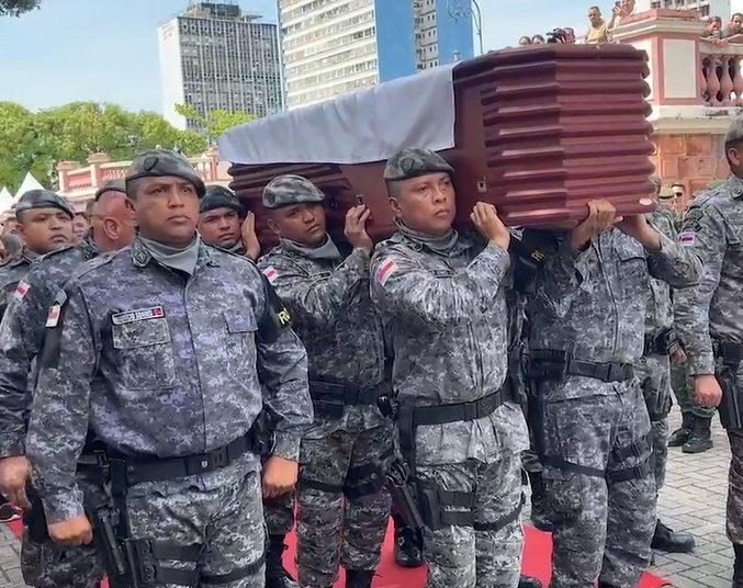 Cortejo de Amazonino Mendes passa em frente de obras criadas pelo político que recebeu as últimas homenagens na manhã deste sábado (18).
