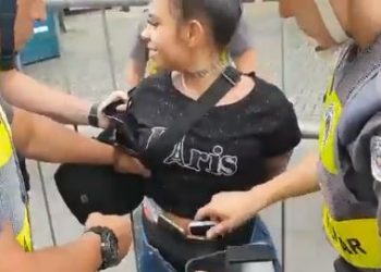 Vídeo: mulher é presa com 13 celulares na calcinha em bloco de Carnaval