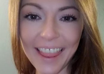 Durante a madrugada, mulher é expulsa de casa nua pelo namorado e ainda vai presa