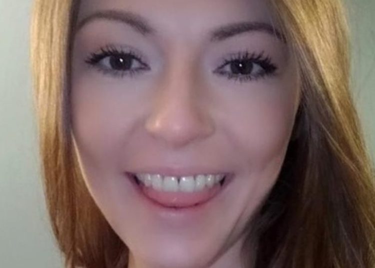 Durante a madrugada, mulher é expulsa de casa nua pelo namorado e ainda vai presa