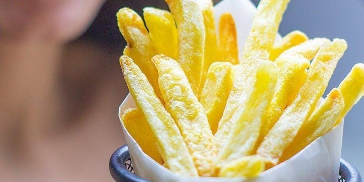 Uma mulher está sendo acusada pelo namorado de tentativa de atropelamento após uma briga por causa de uma porção de batata frita. Mulher tenta